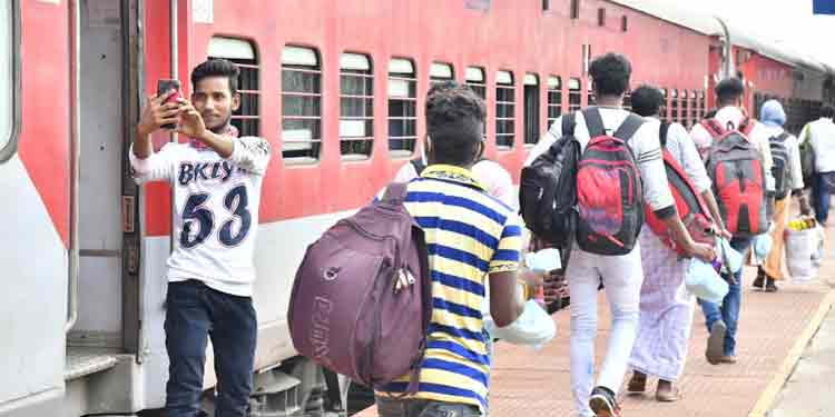 തിരുവല്ലയില് നിന്ന് 506 തൊഴിലാളികള് ജാര്ഖണ്ഡിലേക്ക് യാത്രയായി തിരുവല്ലയില് നിന്ന് 506 തൊഴിലാളികള് ജാര്ഖണ്ഡിലേക്ക് യാത്രയായി