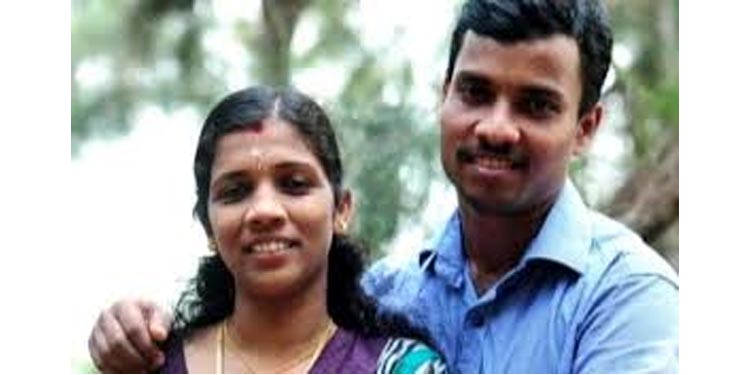 നിപ്പ ബാധിച്ച് മരിച്ച നഴ്സ് ലിനിയുടെ ഭര്ത്താവ് സജീഷിനെതിരെ പ്രതിഷേധവുമായി കോണ്ഗ്രസ് നിപ്പ ബാധിച്ച് മരിച്ച നഴ്സ് ലിനിയുടെ ഭര്ത്താവ് സജീഷിനെതിരെ പ്രതിഷേധവുമായി കോണ്ഗ്രസ്