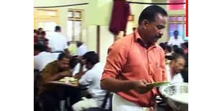 ടി.പി ഭക്ഷണം വിളമ്പുന്ന ചിത്രത്തോടൊപ്പം ‘എന്റെ സഖാവെ’ എന്ന അടിക്കുറിപ്പോടെ കെ.കെ രമയുടെ ഫെയ്സ് ബുക്ക് പോസ്റ്റ് ടി.പി ഭക്ഷണം വിളമ്പുന്ന ചിത്രത്തോടൊപ്പം ‘എന്റെ സഖാവെ’ എന്ന അടിക്കുറിപ്പോടെ കെ.കെ രമയുടെ ഫെയ്സ് ബുക്ക് പോസ്റ്റ്