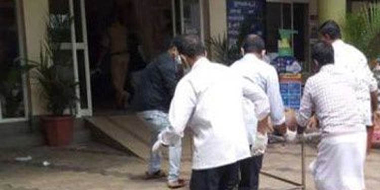 നിര്മ്മാണത്തിനിടെ കിണര് ഇടിഞ്ഞ് വീണ് നാല് പേര് മണ്ണിനടിയില്പ്പെട്ടു നിര്മ്മാണത്തിനിടെ കിണര് ഇടിഞ്ഞ് വീണ് നാല് പേര് മണ്ണിനടിയില്പ്പെട്ടു