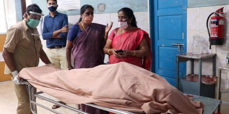 ഗ്ലാസ് വാതില് പൊട്ടി ചില്ല് വയറ്റില് തുളച്ചു കയറി സ്ത്രീ മരിച്ചു ; സംഭവത്തില് കുറ്റക്കാര്ക്കെതിരെ നടപടി സ്വീകരിക്കണമെന്നു ബന്ധുക്കളും നാട്ടുകാരും ഗ്ലാസ് വാതില് പൊട്ടി ചില്ല് വയറ്റില് തുളച്ചു കയറി സ്ത്രീ മരിച്ചു ; സംഭവത്തില് കുറ്റക്കാര്ക്കെതിരെ നടപടി സ്വീകരിക്കണമെന്നു ബന്ധുക്കളും നാട്ടുകാരും