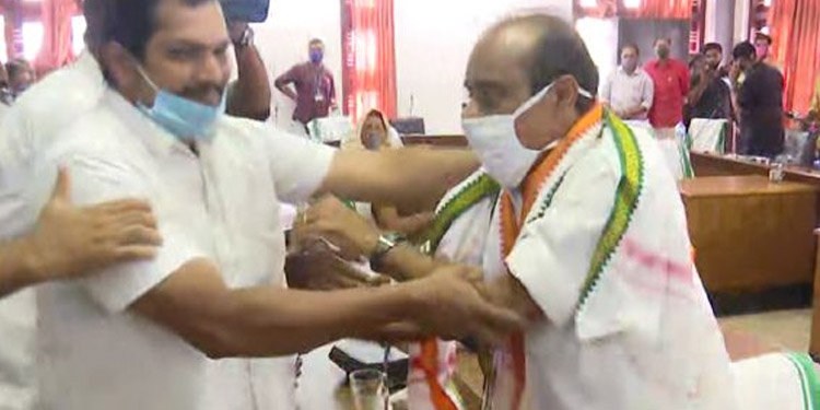 ചങ്ങനാശ്ശേരി നഗരസഭാ ചെയര്മാന് തെരഞ്ഞെടുപ്പ് ; വിപ്പ് ലംഘിച്ച മൂന്ന് കോണ്ഗ്രസ് അംഗങ്ങളെ സസ്പെന്ഡ് ചെയ്തു ചങ്ങനാശ്ശേരി നഗരസഭാ ചെയര്മാന് തെരഞ്ഞെടുപ്പ് ; വിപ്പ് ലംഘിച്ച മൂന്ന് കോണ്ഗ്രസ് അംഗങ്ങളെ സസ്പെന്ഡ് ചെയ്തു