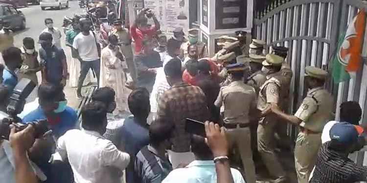 നെയ്യാറ്റിന്കര നഗരസഭാ യോഗത്തില് കയ്യാങ്കളി ; പ്രതിപക്ഷ നേതാവിന്റെ തലപൊട്ടി ; ചെയര്പേഴ്സന്റെ കണ്ണിന് പരിക്ക് നെയ്യാറ്റിന്കര നഗരസഭാ യോഗത്തില് കയ്യാങ്കളി ; പ്രതിപക്ഷ നേതാവിന്റെ തലപൊട്ടി ; ചെയര്പേഴ്സന്റെ കണ്ണിന് പരിക്ക്