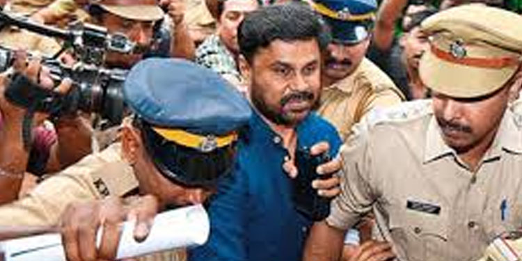 നടിയെ ആക്രമിച്ച കേസില് വിചാരണ കേള്ക്കുന്ന വനിതാ ജഡ്ജിയുടെ സ്ഥലംമാറ്റ ഉത്തരവ് ഹൈക്കോടതി മരവിപ്പിച്ചു നടിയെ ആക്രമിച്ച കേസില് വിചാരണ കേള്ക്കുന്ന വനിതാ ജഡ്ജിയുടെ സ്ഥലംമാറ്റ ഉത്തരവ് ഹൈക്കോടതി മരവിപ്പിച്ചു