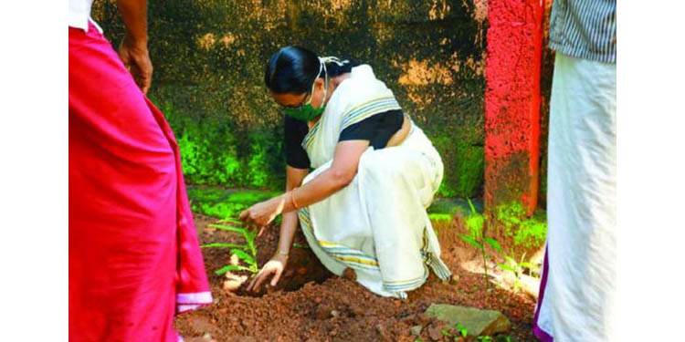 സ്വന്തം പാര്ട്ടിക്കാരെ തഴഞ്ഞ് ആര്എസ്എസ് ചടങ്ങില് സിപിഎം എംഎല്എ ഐഷാ പോറ്റി സ്വന്തം പാര്ട്ടിക്കാരെ തഴഞ്ഞ് ആര്എസ്എസ് ചടങ്ങില് സിപിഎം എംഎല്എ ഐഷാ പോറ്റി