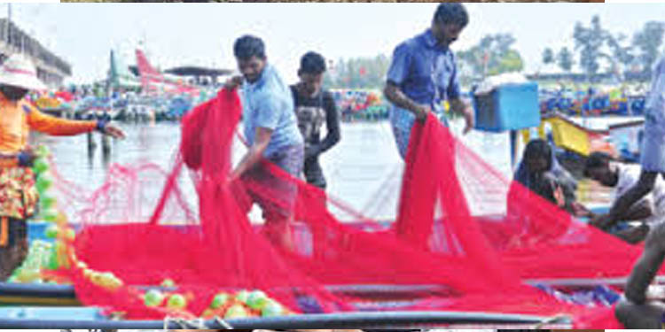 കേരളത്തില് ഇന്ന് അര്ദ്ധരാത്രി മുതല് ട്രോളിംഗ് നിരോധനം കേരളത്തില് ഇന്ന് അര്ദ്ധരാത്രി മുതല് ട്രോളിംഗ് നിരോധനം