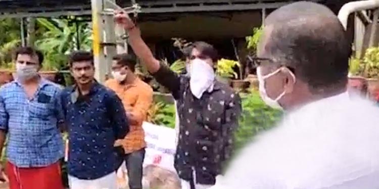 സി.പി.എം നേതാക്കളെ വീട്ടില്കയറി വെട്ടും …വെട്ടിയരിഞ്ഞ് കാട്ടില് തള്ളും : കണ്ണൂര് കണ്ണപുരത്ത് കൊലവിളി മുദ്രാവാക്യം വിളിച്ച് ബി.ജെ.പി പ്രവര്ത്തകര് സി.പി.എം നേതാക്കളെ വീട്ടില്കയറി വെട്ടും …വെട്ടിയരിഞ്ഞ് കാട്ടില് തള്ളും : കണ്ണൂര് കണ്ണപുരത്ത് കൊലവിളി മുദ്രാവാക്യം വിളിച്ച് ബി.ജെ.പി പ്രവര്ത്തകര്