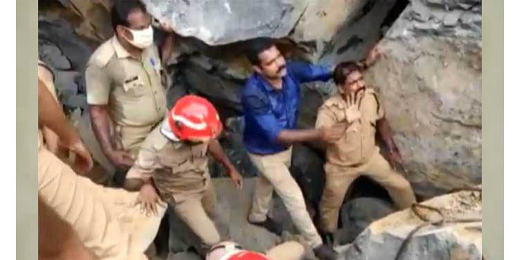 പറവൂരില് കരിങ്കല് ക്വാറിയിടിഞ്ഞ് ഒരു തൊഴിലാളി മരിച്ചു ; പാറക്കെട്ടിനുള്ളില് കുടുങ്ങിയവരെ രക്ഷിക്കാന് ശ്രമം തുടരുന്നു പറവൂരില് കരിങ്കല് ക്വാറിയിടിഞ്ഞ് ഒരു തൊഴിലാളി മരിച്ചു ; പാറക്കെട്ടിനുള്ളില് കുടുങ്ങിയവരെ രക്ഷിക്കാന് ശ്രമം തുടരുന്നു