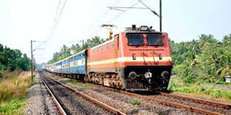 കോവിഡ് : ഓഗസ്റ്റ് പകുതി വരെ ട്രെയിന് സര്വ്വീസുകള് പുനരാരംഭിക്കില്ല കോവിഡ് : ഓഗസ്റ്റ് പകുതി വരെ ട്രെയിന് സര്വ്വീസുകള് പുനരാരംഭിക്കില്ല