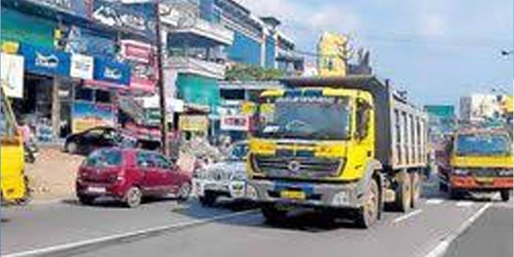 ടോറസ് ലോറികളുടെ മരണപ്പാച്ചിലില് റാന്നിയില് അപകടങ്ങള് വര്ധിക്കുന്നു ടോറസ് ലോറികളുടെ മരണപ്പാച്ചിലില് റാന്നിയില് അപകടങ്ങള് വര്ധിക്കുന്നു