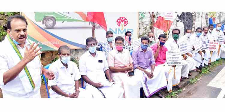 ഇന്ധന വിലവർദ്ധനവിനെതിരെ കേരള കോൺഗ്രസ് (എം) ജോസഫ് വിഭാഗം ധര്ണ്ണ നടത്തി ഇന്ധന വിലവർദ്ധനവിനെതിരെ കേരള കോൺഗ്രസ് (എം) ജോസഫ് വിഭാഗം ധര്ണ്ണ നടത്തി