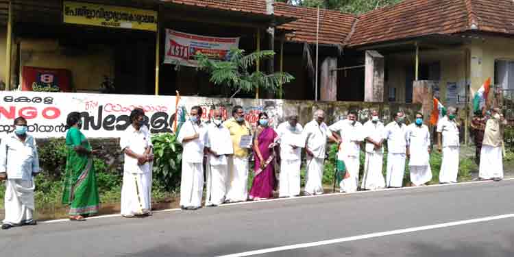 ആറന്മുള എ.ഇ.ഓഫീസിന് മുന്നില് കോണ്ഗ്രസിന്റെ പ്രതിഷേധ ധര്ണ്ണ നടന്നു ആറന്മുള എ.ഇ.ഓഫീസിന് മുന്നില് കോണ്ഗ്രസിന്റെ പ്രതിഷേധ ധര്ണ്ണ നടന്നു