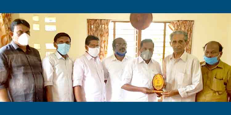 വോളിബോൾ അസോസിയേഷൻ മുൻ ജില്ല പ്രസിഡന്റ് ജോർജ്ജ് ഫിലിപ്പിനെ ആദരിച്ചു വോളിബോൾ അസോസിയേഷൻ മുൻ ജില്ല പ്രസിഡന്റ് ജോർജ്ജ് ഫിലിപ്പിനെ ആദരിച്ചു