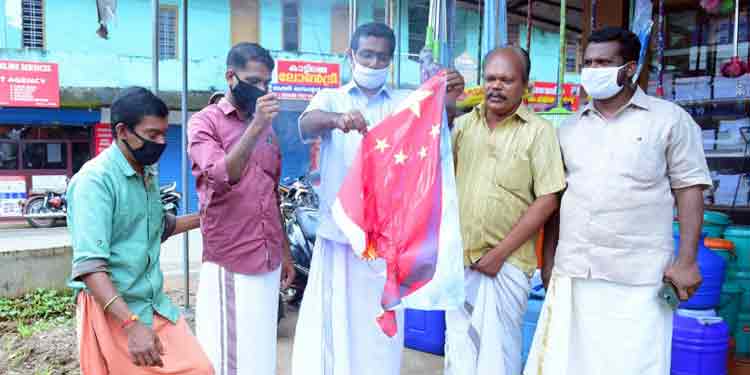 ചൈനാമുക്കില് ചൈനയുടെ ദേശീയ പതാക കത്തിച്ച് കോണ്ഗ്രസ് പ്രതിഷേധം ചൈനാമുക്കില് ചൈനയുടെ ദേശീയ പതാക കത്തിച്ച് കോണ്ഗ്രസ് പ്രതിഷേധം