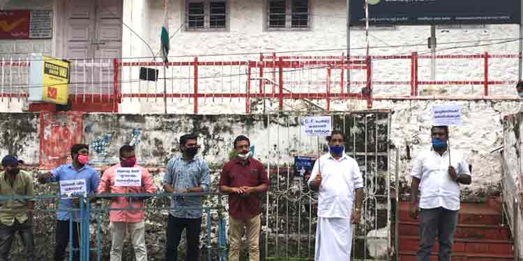 സ്വകാര്യ ബസ്സുടമകള് പത്തനംതിട്ട ഹെഡ് പോസ്റ്റ് ഓഫീസിനു മുൻപിൽ ധർണ്ണ നടത്തി സ്വകാര്യ ബസ്സുടമകള് പത്തനംതിട്ട ഹെഡ് പോസ്റ്റ് ഓഫീസിനു മുൻപിൽ ധർണ്ണ നടത്തി