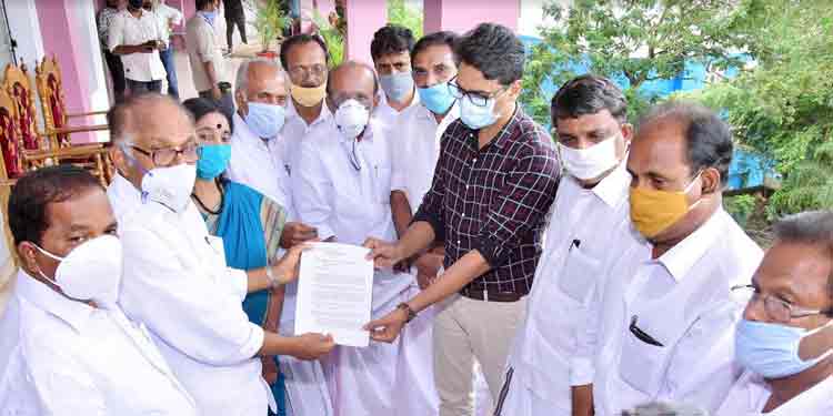 ഇന്ധന വിലവര്ദ്ധന ; രാഷ്ട്രപതിക്കുള്ള നിവേദനം ജില്ലാ കോണ്ഗ്രസ് കമ്മിറ്റി കളക്ടര്ക്ക് കൈമാറി ഇന്ധന വിലവര്ദ്ധന ; രാഷ്ട്രപതിക്കുള്ള നിവേദനം ജില്ലാ കോണ്ഗ്രസ് കമ്മിറ്റി കളക്ടര്ക്ക് കൈമാറി