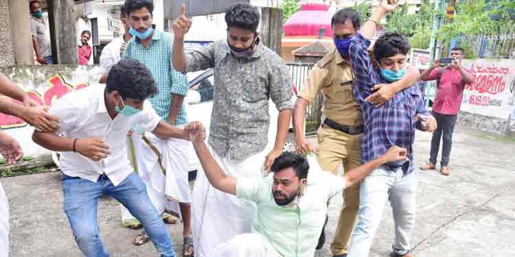 വളാഞ്ചേരിയിൽ പത്താംക്ലാസ് വിദ്യാര്ഥിനിയുടെ ആത്മഹത്യ ; കെ.എസ്.യു. പ്രതിഷേധമാര്ച്ച് നടത്തി വളാഞ്ചേരിയിൽ പത്താംക്ലാസ് വിദ്യാര്ഥിനിയുടെ ആത്മഹത്യ ; കെ.എസ്.യു. പ്രതിഷേധമാര്ച്ച് നടത്തി