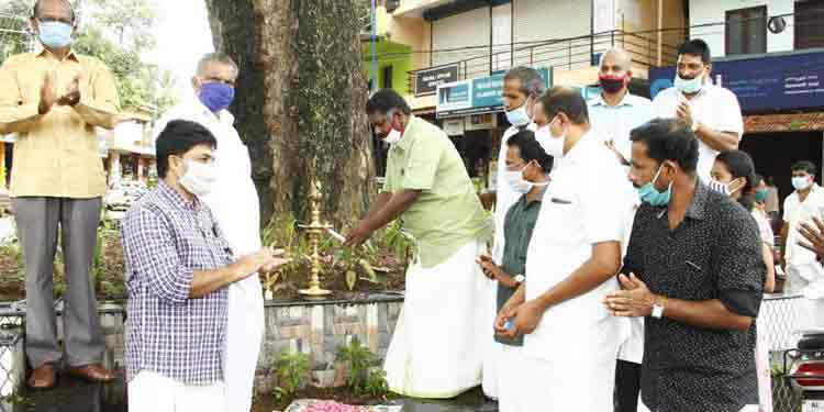 പരിസ്ഥിതി ദിനത്തില് ചന്ദനപള്ളിയിലെ വാകമര മുത്തശിക്ക് നാടിന്റെ ആദരം പരിസ്ഥിതി ദിനത്തില് ചന്ദനപള്ളിയിലെ വാകമര മുത്തശിക്ക് നാടിന്റെ ആദരം
