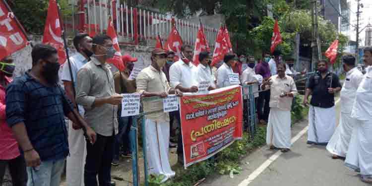 തൊഴിലാളികളെ പിരിച്ചുവിടാനുള്ള നീക്കം തടയും ; കേരള ബാർ ഹോട്ടൽ & റെസ്റ്റോറന്റ് എംപ്ലോയീസ് അസോസിയേഷൻ (സി.ഐ.റ്റി.യു) തൊഴിലാളികളെ പിരിച്ചുവിടാനുള്ള നീക്കം തടയും ; കേരള ബാർ ഹോട്ടൽ & റെസ്റ്റോറന്റ് എംപ്ലോയീസ് അസോസിയേഷൻ (സി.ഐ.റ്റി.യു)