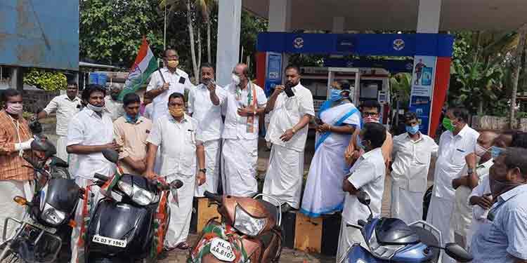 പെട്രോളിയം കൊള്ളക്കെതിരെ ജനരോഷം ശക്തം ; ചക്രം ഉരുട്ടു സമരവുമായി ഓമല്ലൂരിലെ ജനങ്ങള് പെട്രോളിയം കൊള്ളക്കെതിരെ ജനരോഷം ശക്തം ; ചക്രം ഉരുട്ടു സമരവുമായി ഓമല്ലൂരിലെ ജനങ്ങള്