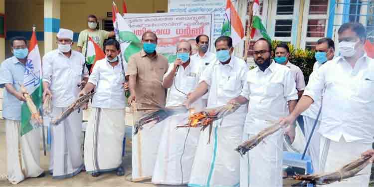 വൈദ്യുത ചാര്ജ്ജ് വര്ദ്ധനക്കെതിരെ ജില്ലയൊട്ടാകെ ചൂട്ടുകറ്റകളുമായി കോണ്ഗ്രസിന്റെ പ്രതിഷേധമിരമ്പി വൈദ്യുത ചാര്ജ്ജ് വര്ദ്ധനക്കെതിരെ ജില്ലയൊട്ടാകെ ചൂട്ടുകറ്റകളുമായി കോണ്ഗ്രസിന്റെ പ്രതിഷേധമിരമ്പി