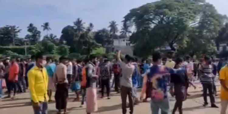 പെരുമ്പാവൂരില് അന്യസംസ്ഥാന തൊഴിലാളികള് സംഘടിച്ചെത്തി ; പോലീസ് ലാത്തി വീശി പെരുമ്പാവൂരില് അന്യസംസ്ഥാന തൊഴിലാളികള് സംഘടിച്ചെത്തി ; പോലീസ് ലാത്തി വീശി