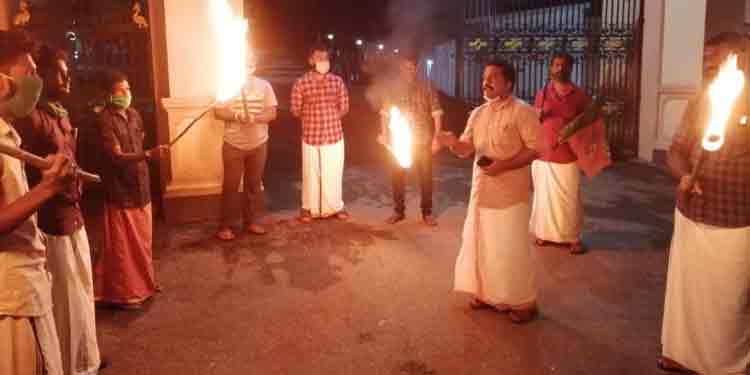 യുവമോർച്ച സംസ്ഥാന പ്രസിഡന്റ് പ്രഭുൽ കൃഷ്ണനെ പോലീസ് മര്ദ്ദിച്ചതില് പ്രതിഷേധം യുവമോർച്ച സംസ്ഥാന പ്രസിഡന്റ് പ്രഭുൽ കൃഷ്ണനെ പോലീസ് മര്ദ്ദിച്ചതില് പ്രതിഷേധം