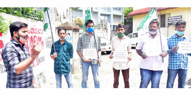 മുഴുവൻ വിദ്യാർത്ഥികൾക്കും ഓൺലൈൻ ക്ലാസ് ഉറപ്പു വരുത്തുക ; എം.എസ്.എഫ്. ജില്ലാക്കമ്മിറ്റിയുടെ നേതൃത്വത്തിൽ ഡി.ഇ ഓഫീസ് ഉപരോധിച്ചു മുഴുവൻ വിദ്യാർത്ഥികൾക്കും ഓൺലൈൻ ക്ലാസ് ഉറപ്പു വരുത്തുക ; എം.എസ്.എഫ്. ജില്ലാക്കമ്മിറ്റിയുടെ നേതൃത്വത്തിൽ ഡി.ഇ ഓഫീസ് ഉപരോധിച്ചു