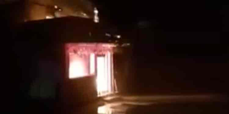 മലയാലപ്പുഴ ക്ഷേത്രത്തിന് സമീപം പൂജാ സാമഗ്രികൾ വിൽക്കുന്ന കട കത്തി നശിച്ചു മലയാലപ്പുഴ ക്ഷേത്രത്തിന് സമീപം പൂജാ സാമഗ്രികൾ വിൽക്കുന്ന കട കത്തി നശിച്ചു