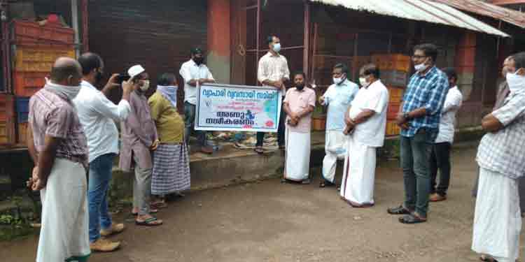 വ്യാപാരി വ്യവസായി സമിതിയുടെ നേതൃത്വത്തില് പത്തനംതിട്ട മാര്ക്കറ്റില് ശുചീകരണ പ്രതിഷേധം വ്യാപാരി വ്യവസായി സമിതിയുടെ നേതൃത്വത്തില് പത്തനംതിട്ട മാര്ക്കറ്റില് ശുചീകരണ പ്രതിഷേധം