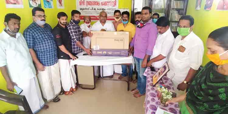 ഓൺലൈൻ പഠനത്തിന് ഇരുപതോളം എൽ.സി.ഡി ടിവികള് പ്രവാസി സംഭാവന നല്കി ഓൺലൈൻ പഠനത്തിന് ഇരുപതോളം എൽ.സി.ഡി ടിവികള് പ്രവാസി സംഭാവന നല്കി