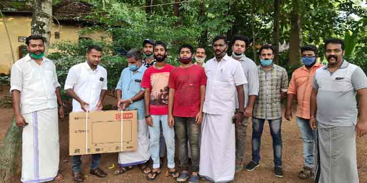 ആശാ പ്രവർത്തകയുടെ മകന് സ്നേഹ സമ്മാനവുമായി ചങ്ങനാശ്ശേരിയിലെ യുത്ത് കോണ്ഗ്രസ് പ്രവര്ത്തകര് ആശാ പ്രവർത്തകയുടെ മകന് സ്നേഹ സമ്മാനവുമായി ചങ്ങനാശ്ശേരിയിലെ യുത്ത് കോണ്ഗ്രസ് പ്രവര്ത്തകര്