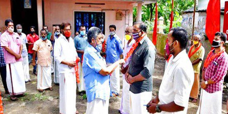 റാന്നിയില് ആര്എസ്എസ് മുന് മുഖ്യ ശിക്ഷകനടക്കം 13 പ്രവര്ത്തകരും കുടുംബാംഗങ്ങളും സിപിഎമ്മില് ചേര്ന്നു റാന്നിയില് ആര്എസ്എസ് മുന് മുഖ്യ ശിക്ഷകനടക്കം 13 പ്രവര്ത്തകരും കുടുംബാംഗങ്ങളും സിപിഎമ്മില് ചേര്ന്നു