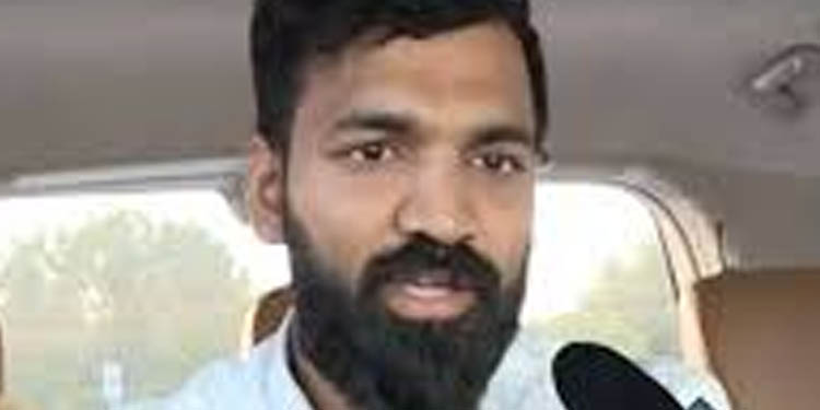 സ്വര്ണ്ണക്കടത്ത് കേസ് : ഫൈസല് ഫരീദിന്റെ തൃശ്ശൂരിലെ വീട്ടില് റെയ്ഡ് സ്വര്ണ്ണക്കടത്ത് കേസ് : ഫൈസല് ഫരീദിന്റെ തൃശ്ശൂരിലെ വീട്ടില് റെയ്ഡ്
