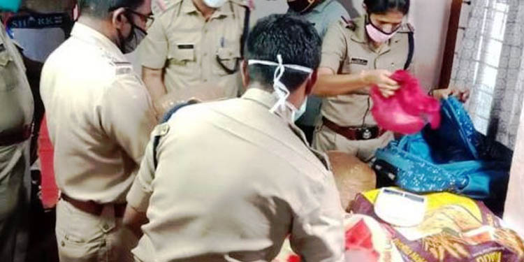 വീടിനകത്ത് സൂക്ഷിച്ചിരുന്ന 43 കിലോ കഞ്ചാവ് പിടികൂടി വീടിനകത്ത് സൂക്ഷിച്ചിരുന്ന 43 കിലോ കഞ്ചാവ് പിടികൂടി