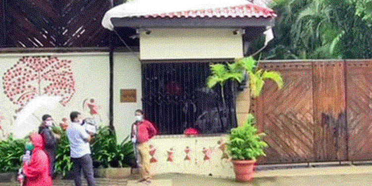 ബച്ചന്റെ വസതി ജെല്സ കണ്ടെയ്ന്മെന്റ് സോണായി പ്രഖ്യാപിച്ചു ബച്ചന്റെ വസതി ജെല്സ കണ്ടെയ്ന്മെന്റ് സോണായി പ്രഖ്യാപിച്ചു