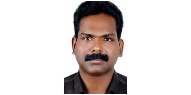 ഷൊര്ണൂരില് ബാങ്ക് സെക്യൂരിറ്റി ജീവനക്കാരനെ വീടിനുള്ളില് തൂങ്ങി മരിച്ച നിലയില് കണ്ടെത്തി ഷൊര്ണൂരില് ബാങ്ക് സെക്യൂരിറ്റി ജീവനക്കാരനെ വീടിനുള്ളില് തൂങ്ങി മരിച്ച നിലയില് കണ്ടെത്തി