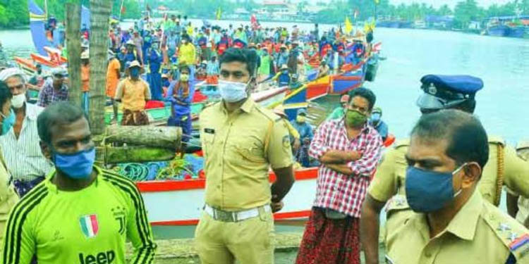ഇതരജില്ലയിലെ വള്ളങ്ങള് പ്രവേശിക്കുന്നത് പോലീസ് തടഞ്ഞു : ഗോശ്രീപുരം ഹാര്ബറില് സംഘര്ഷാവസ്ഥ ഇതരജില്ലയിലെ വള്ളങ്ങള് പ്രവേശിക്കുന്നത് പോലീസ് തടഞ്ഞു : ഗോശ്രീപുരം ഹാര്ബറില് സംഘര്ഷാവസ്ഥ