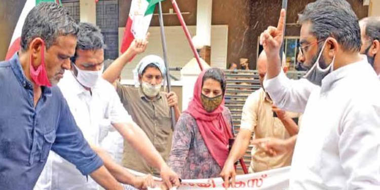 പാലത്തായി പീഡനക്കേസ് : പോക്സോ ചുമത്താത്തതില് വിവിധ സംഘടനകളുടെ വ്യാപക പ്രതിഷേധം പാലത്തായി പീഡനക്കേസ് : പോക്സോ ചുമത്താത്തതില് വിവിധ സംഘടനകളുടെ വ്യാപക പ്രതിഷേധം
