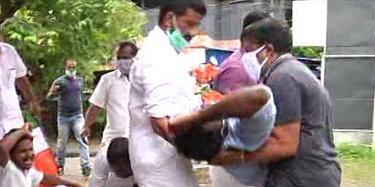 പ്രതികള്ക്കെതിരെ പ്രതിഷേധം ശക്തം : കൊച്ചി എന്ഐഎ ഓഫീസ് പരിസരത്ത് ലാത്തിച്ചാര്ജ് പ്രതികള്ക്കെതിരെ പ്രതിഷേധം ശക്തം : കൊച്ചി എന്ഐഎ ഓഫീസ് പരിസരത്ത് ലാത്തിച്ചാര്ജ്