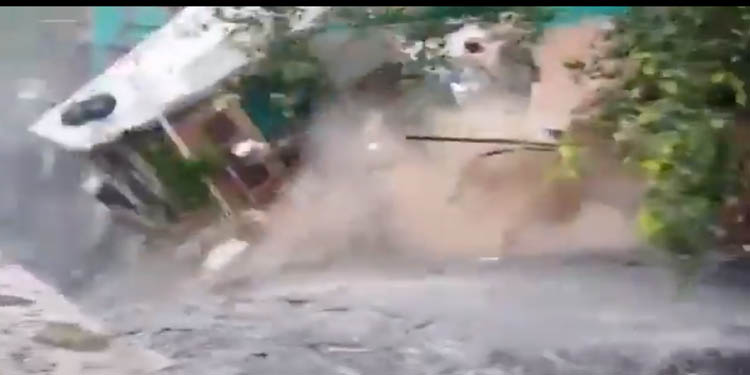 ഡല്ഹിയില് അതിശക്തമായ മഴയില് കനത്ത നാശനഷ്ടം ; കനാലിലെ കുത്തൊഴുക്കില് വീട് ഒലിച്ചുപോയി ഡല്ഹിയില് അതിശക്തമായ മഴയില് കനത്ത നാശനഷ്ടം ; കനാലിലെ കുത്തൊഴുക്കില് വീട് ഒലിച്ചുപോയി