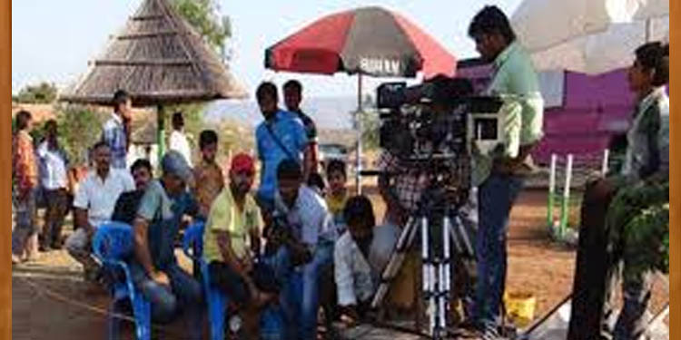 കോവിഡ് മാനദണ്ഡങ്ങള് ലംഘിച്ച് സീരിയല് ഷൂട്ടിംഗ് : പോലീസ് കമ്മിഷണര്ക്ക് പരാതി നല്കി കോവിഡ് മാനദണ്ഡങ്ങള് ലംഘിച്ച് സീരിയല് ഷൂട്ടിംഗ് : പോലീസ് കമ്മിഷണര്ക്ക് പരാതി നല്കി