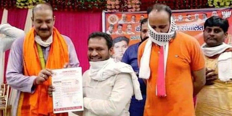 പോലീസ് ഉദ്യോഗസ്ഥനെ കൊലപ്പെടുത്തിയ കേസിലെ പ്രതി ബിജെപി നേതാവിനൊപ്പം നില്ക്കുന്ന ചിത്രം പുറത്ത് പോലീസ് ഉദ്യോഗസ്ഥനെ കൊലപ്പെടുത്തിയ കേസിലെ പ്രതി ബിജെപി നേതാവിനൊപ്പം നില്ക്കുന്ന ചിത്രം പുറത്ത്