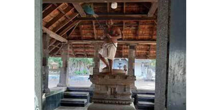 ബലിക്കല്ലില് കയറി നിന്ന് മാറാലയടിച്ച ക്ഷേത്ര ജീവനക്കാരന് സസ്പെന്ഷന് ബലിക്കല്ലില് കയറി നിന്ന് മാറാലയടിച്ച ക്ഷേത്ര ജീവനക്കാരന് സസ്പെന്ഷന്