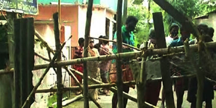 കോവിഡ് ബാധിച്ച് മരിച്ചയാളുടെ സംസ്കാരം നാട്ടുകാര് തടഞ്ഞു ; സ്ഥലത്ത് സംഘര്ഷാവസ്ഥ കോവിഡ് ബാധിച്ച് മരിച്ചയാളുടെ സംസ്കാരം നാട്ടുകാര് തടഞ്ഞു ; സ്ഥലത്ത് സംഘര്ഷാവസ്ഥ