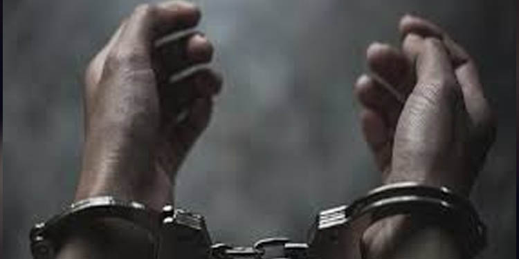 ഭാര്യയുടെയും കുട്ടിയുടെയും മുന്നിലിട്ട് യുവാവിനെ കുത്തിക്കൊന്ന സംഭവത്തില് ഗുണ്ടാ നേതാവ് കസ്റ്റഡിയില് ഭാര്യയുടെയും കുട്ടിയുടെയും മുന്നിലിട്ട് യുവാവിനെ കുത്തിക്കൊന്ന സംഭവത്തില് ഗുണ്ടാ നേതാവ് കസ്റ്റഡിയില്