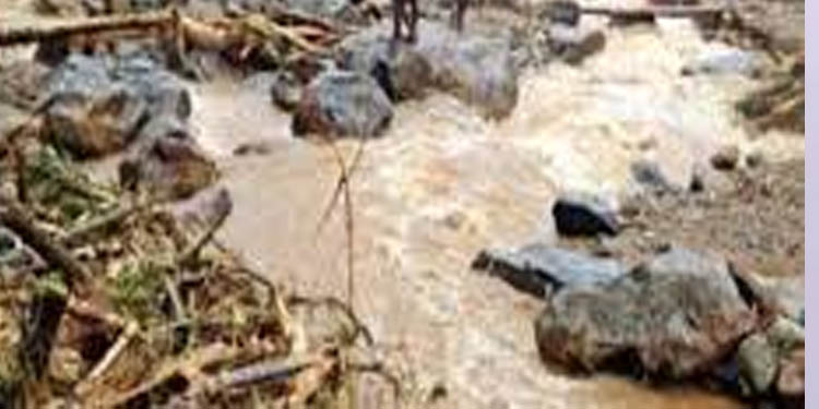 ശക്തമായ മഴ : കോതമംഗലത്ത് ഉരുള്പൊട്ടി ; രക്ഷാപ്രവര്ത്തനത്തിന് എത്തിയ ഫയര്ഫോഴ്സ് വാഹനം വെള്ളത്തില് മുങ്ങി ശക്തമായ മഴ : കോതമംഗലത്ത് ഉരുള്പൊട്ടി ; രക്ഷാപ്രവര്ത്തനത്തിന് എത്തിയ ഫയര്ഫോഴ്സ് വാഹനം വെള്ളത്തില് മുങ്ങി