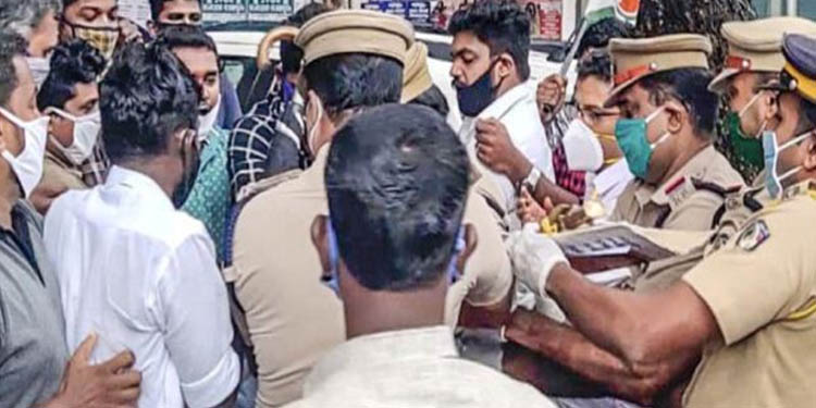 സ്വര്ണക്കടത്ത് കേസ് : മുഖ്യമന്ത്രിയുടെ കോലം കത്തിക്കാന് ശ്രമിച്ച യൂത്ത് കോണ്ഗ്രസ് പ്രവര്ത്തകരും പോലീസും തമ്മില് സംഘര്ഷം സ്വര്ണക്കടത്ത് കേസ് : മുഖ്യമന്ത്രിയുടെ കോലം കത്തിക്കാന് ശ്രമിച്ച യൂത്ത് കോണ്ഗ്രസ് പ്രവര്ത്തകരും പോലീസും തമ്മില് സംഘര്ഷം
