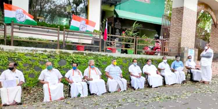 സ്വർണ്ണ കള്ളക്കടത്ത് : സി.ബി.ഐ അന്വേഷണം ആവശ്യപ്പെട്ട് യു.ഡി.എഫ് ധർണ സ്വർണ്ണ കള്ളക്കടത്ത് : സി.ബി.ഐ അന്വേഷണം ആവശ്യപ്പെട്ട് യു.ഡി.എഫ് ധർണ