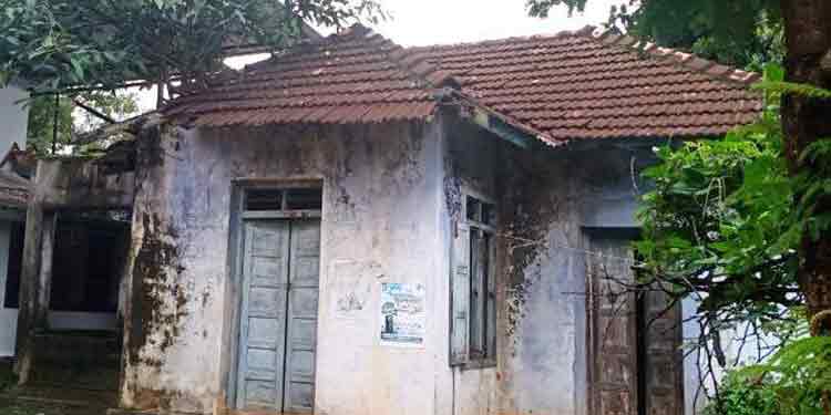 സാമൂഹ്യ വിരുദ്ധരുടെ താവളമായി ആറന്മുള വില്ലേജ് ഓഫീസിന്റെ പഴയ കെട്ടിടം ; അപകടാവസ്ഥയിലായ കെട്ടിടം പൊളിച്ചു നീക്കാതെ അധികൃതര് സാമൂഹ്യ വിരുദ്ധരുടെ താവളമായി ആറന്മുള വില്ലേജ് ഓഫീസിന്റെ പഴയ കെട്ടിടം ; അപകടാവസ്ഥയിലായ കെട്ടിടം പൊളിച്ചു നീക്കാതെ അധികൃതര്